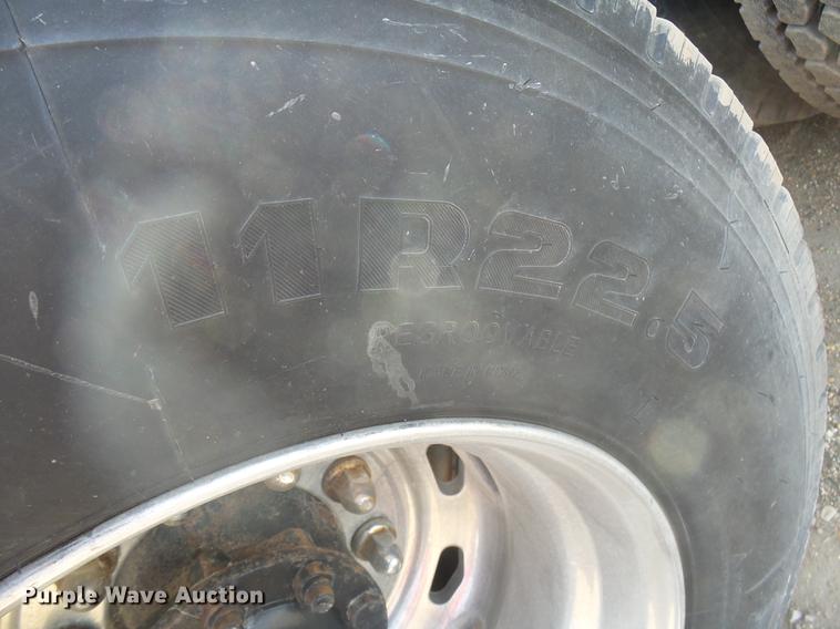 image for item J5401 2007 International 9400i semi truck