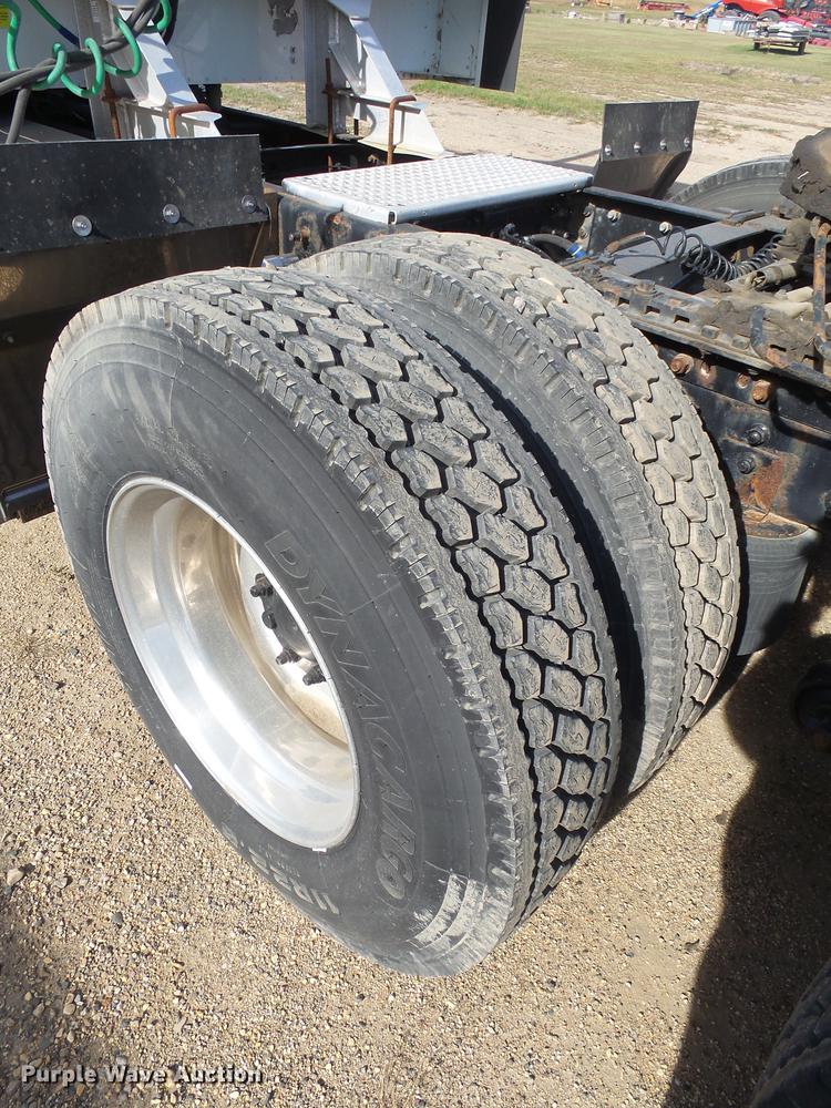 image for item J5401 2007 International 9400i semi truck