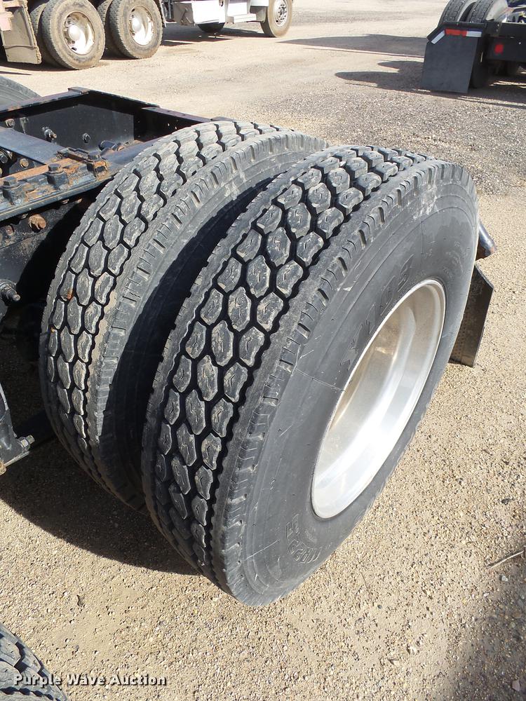 image for item J5401 2007 International 9400i semi truck