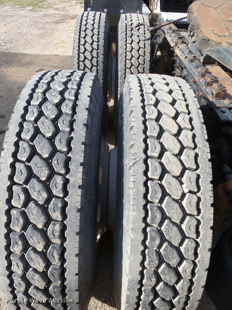 image for item J5401 2007 International 9400i semi truck