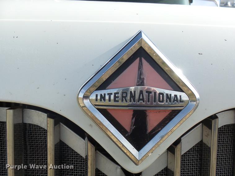 image for item J5401 2007 International 9400i semi truck