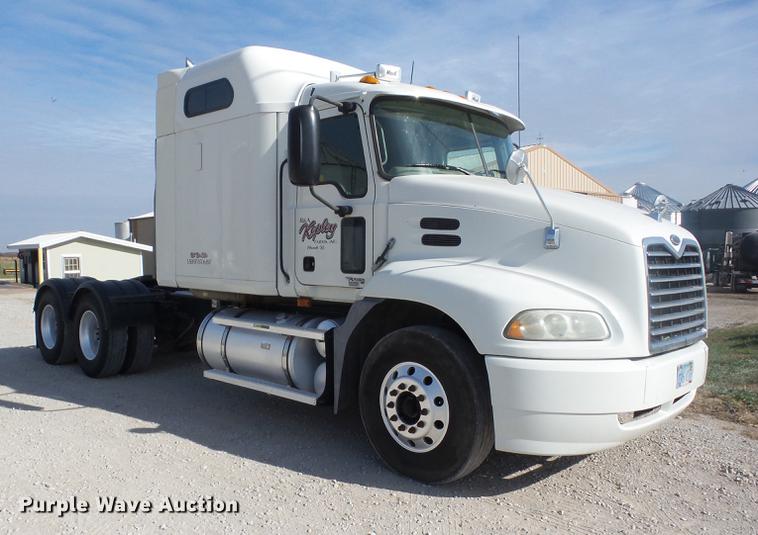 image for item K6318 2005 Mack CXN 613 Vision semi truck