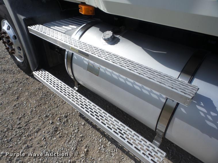 image for item K6318 2005 Mack CXN 613 Vision semi truck