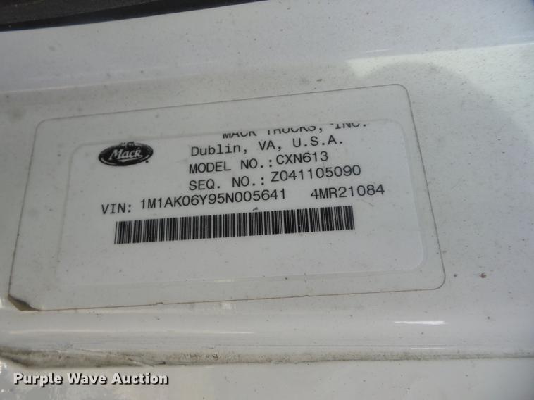 image for item K6318 2005 Mack CXN 613 Vision semi truck