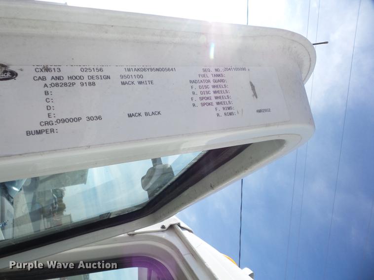 image for item K6318 2005 Mack CXN 613 Vision semi truck