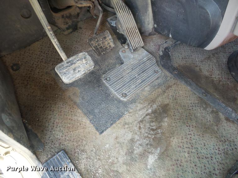 image for item K6318 2005 Mack CXN 613 Vision semi truck