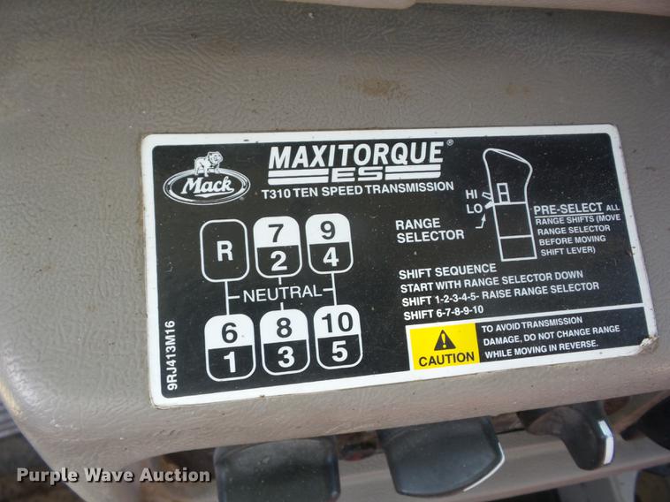 image for item K6318 2005 Mack CXN 613 Vision semi truck