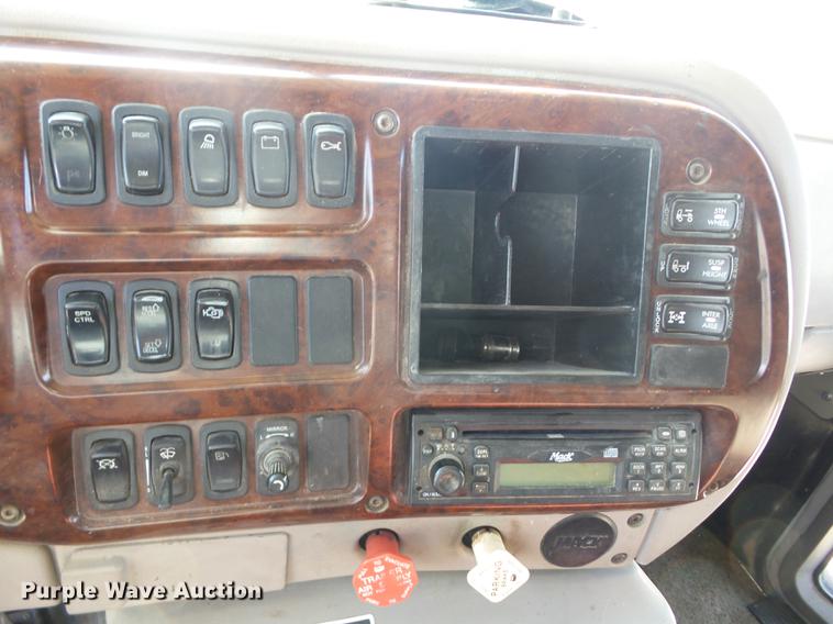 image for item K6318 2005 Mack CXN 613 Vision semi truck