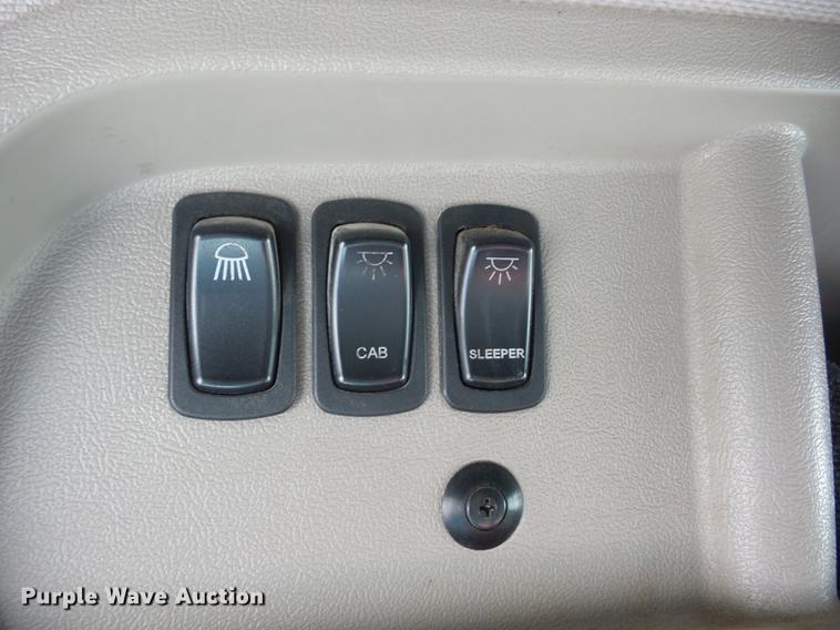 image for item K6318 2005 Mack CXN 613 Vision semi truck