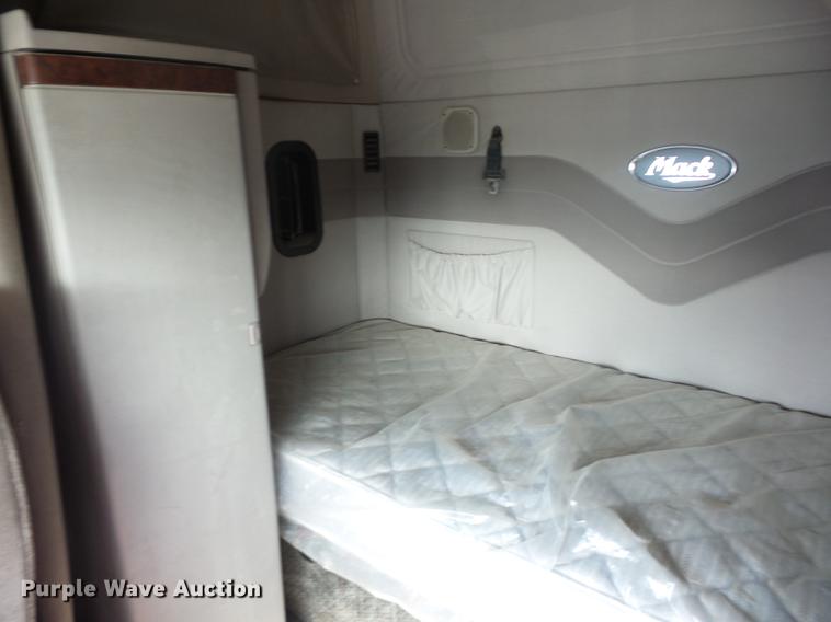 image for item K6318 2005 Mack CXN 613 Vision semi truck