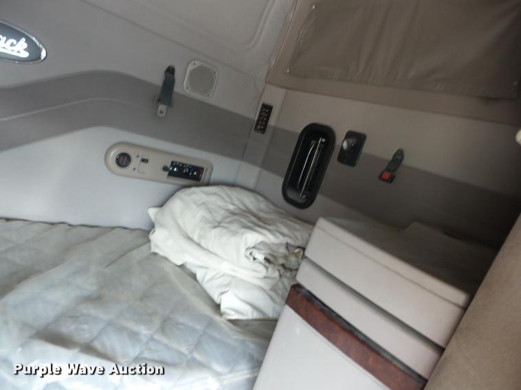 image for item K6318 2005 Mack CXN 613 Vision semi truck