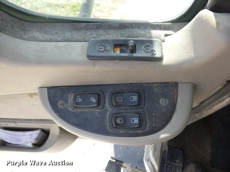 image for item K6318 2005 Mack CXN 613 Vision semi truck