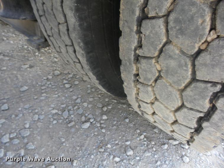 image for item K6318 2005 Mack CXN 613 Vision semi truck