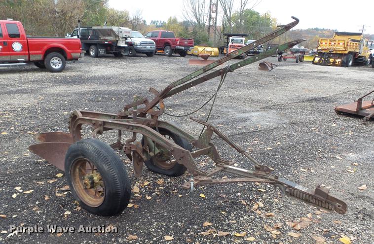 image for item CC9672 John Deere two bottom plow