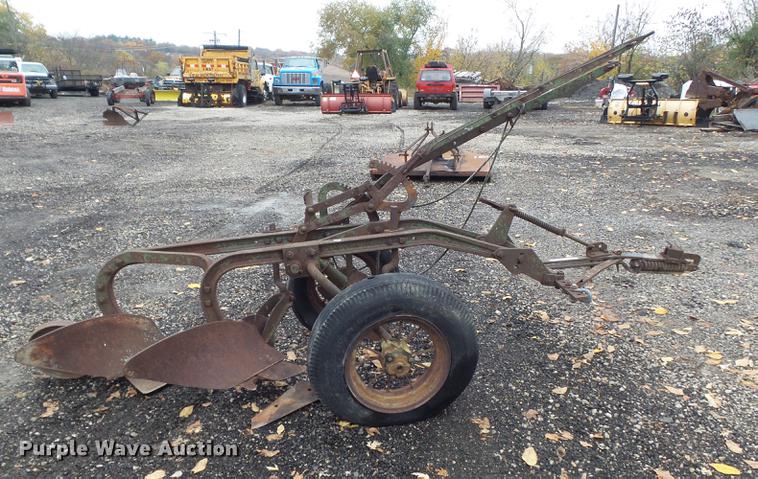 image for item CC9672 John Deere two bottom plow
