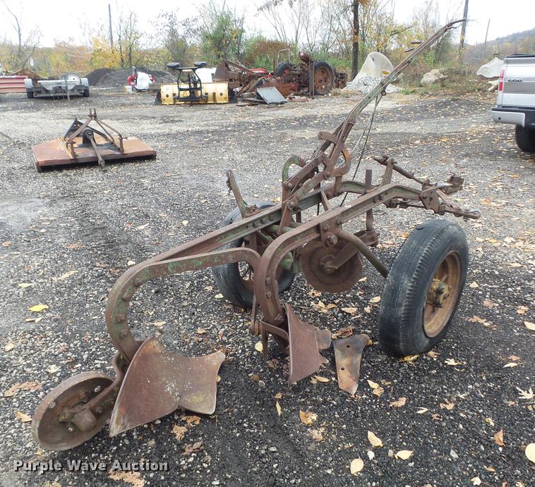 image for item CC9672 John Deere two bottom plow