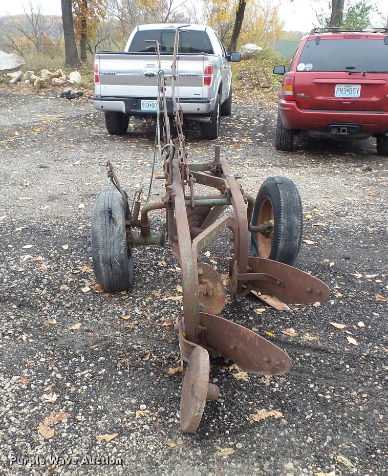 image for item CC9672 John Deere two bottom plow