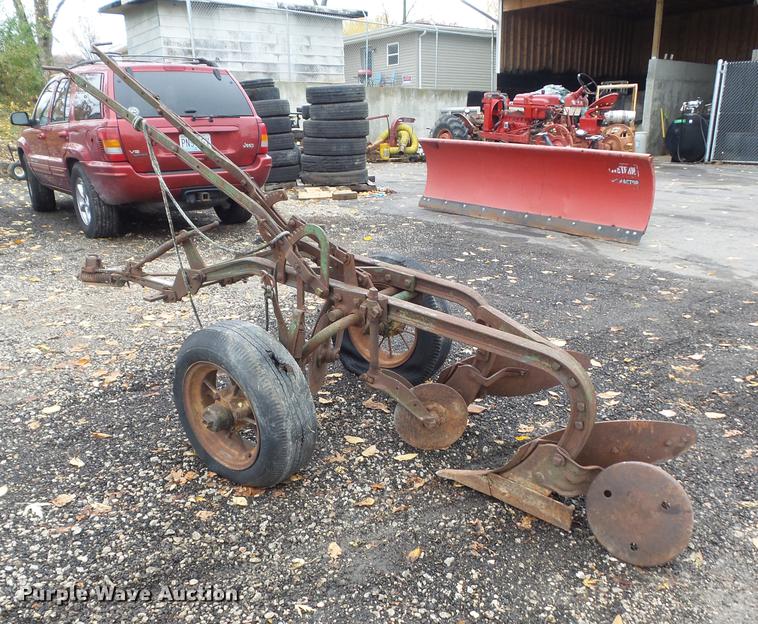 image for item CC9672 John Deere two bottom plow