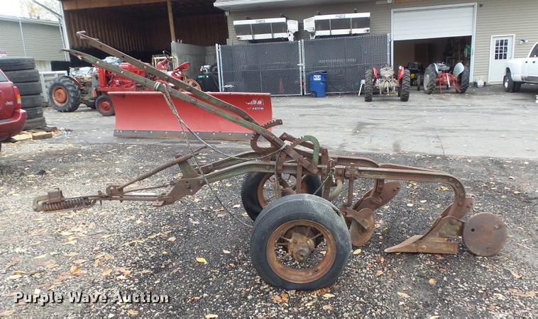 image for item CC9672 John Deere two bottom plow