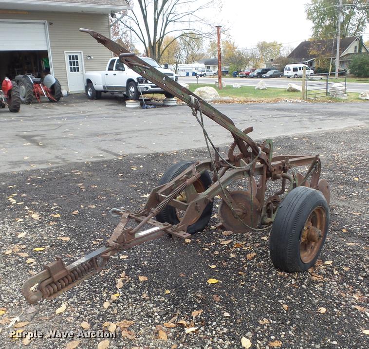 image for item CC9672 John Deere two bottom plow