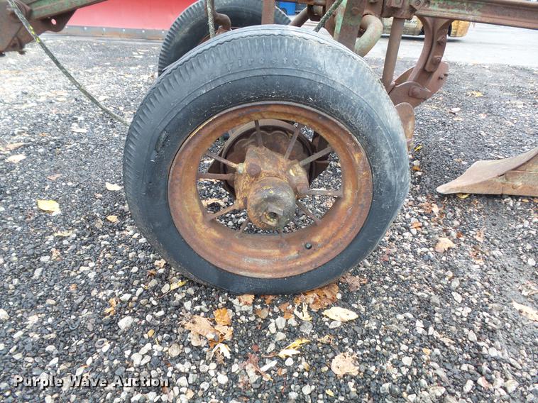 image for item CC9672 John Deere two bottom plow