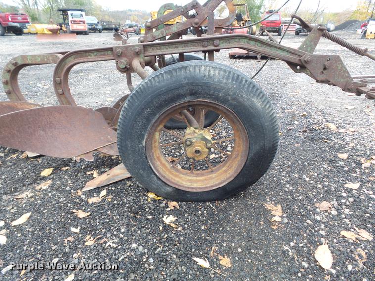 image for item CC9672 John Deere two bottom plow