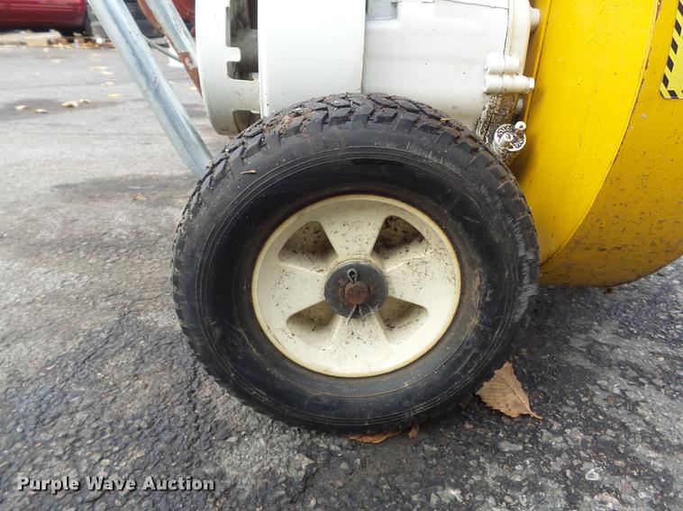 image for item CC9676 Giant 800K leaf vacuum