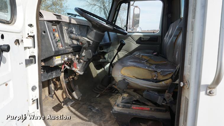 image for item DA1441 1997 International 4700 rollback truck