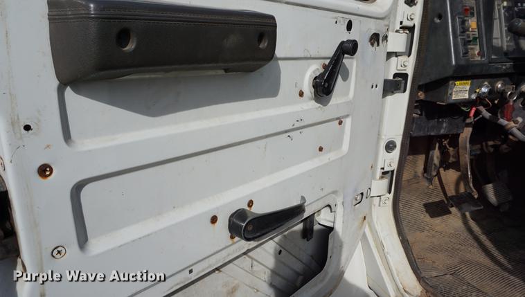 image for item DA1441 1997 International 4700 rollback truck