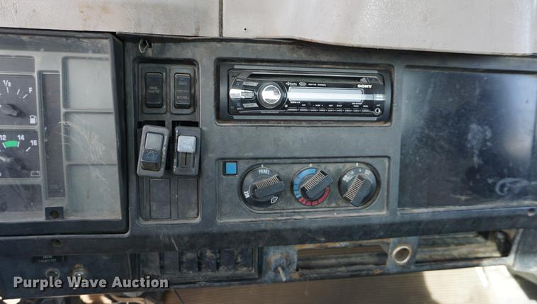 image for item DA1441 1997 International 4700 rollback truck