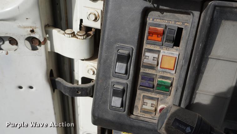 image for item DA1441 1997 International 4700 rollback truck