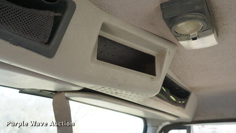 image for item DA1441 1997 International 4700 rollback truck