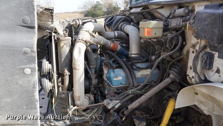 image for item DA1441 1997 International 4700 rollback truck