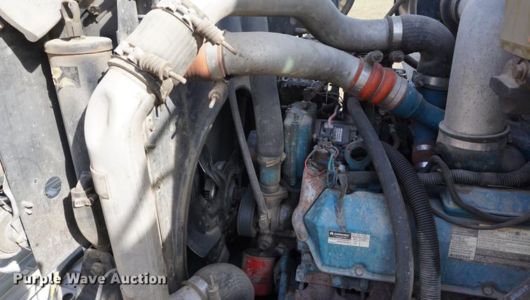 image for item DA1441 1997 International 4700 rollback truck