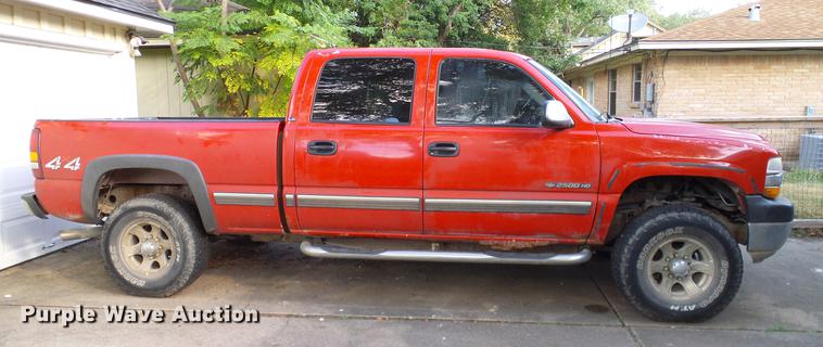 image for item DA6959 2001 Chevrolet Silverado 2500HD Crew Cab pickup truck