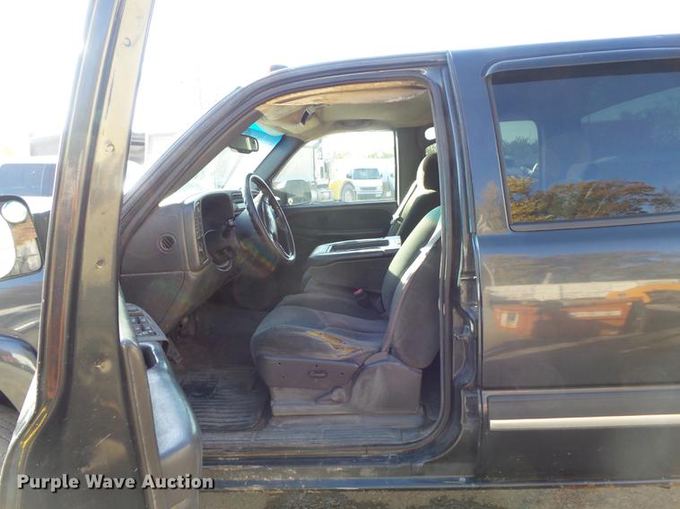 image for item DB6329 2003 Chevrolet Silverado 2500HD Crew Cab pickup truck