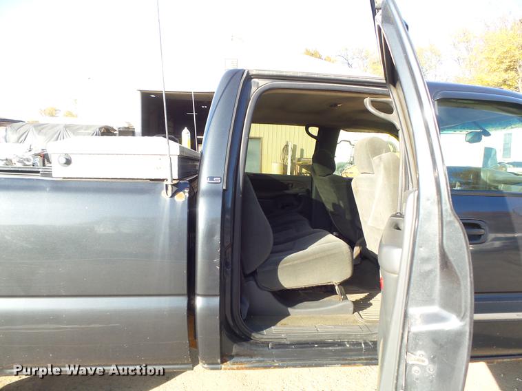 image for item DB6329 2003 Chevrolet Silverado 2500HD Crew Cab pickup truck