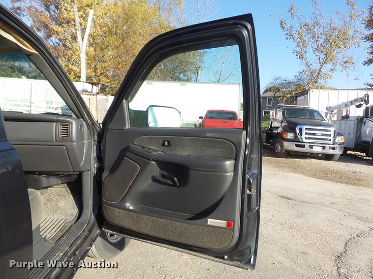 image for item DB6329 2003 Chevrolet Silverado 2500HD Crew Cab pickup truck