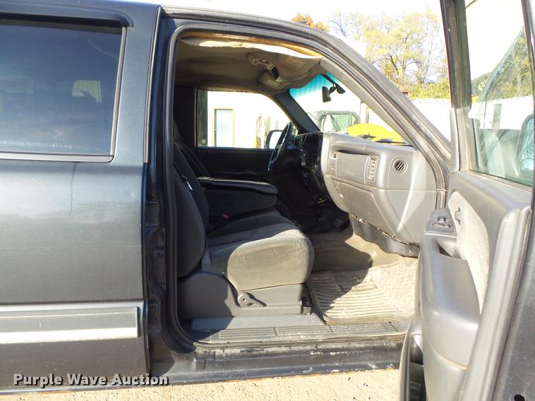 image for item DB6329 2003 Chevrolet Silverado 2500HD Crew Cab pickup truck