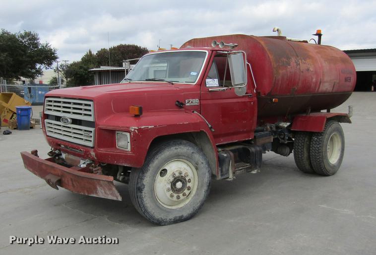 image for item DC0001 1990 Ford F700 tank truck
