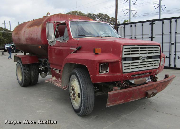 image for item DC0001 1990 Ford F700 tank truck