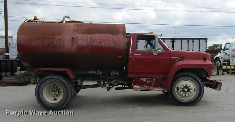 image for item DC0001 1990 Ford F700 tank truck