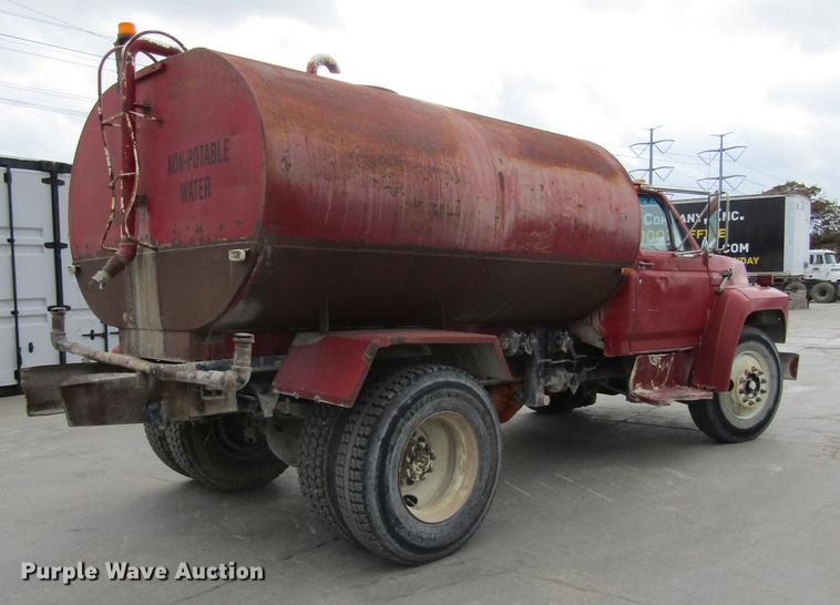 image for item DC0001 1990 Ford F700 tank truck