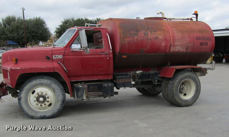 image for item DC0001 1990 Ford F700 tank truck