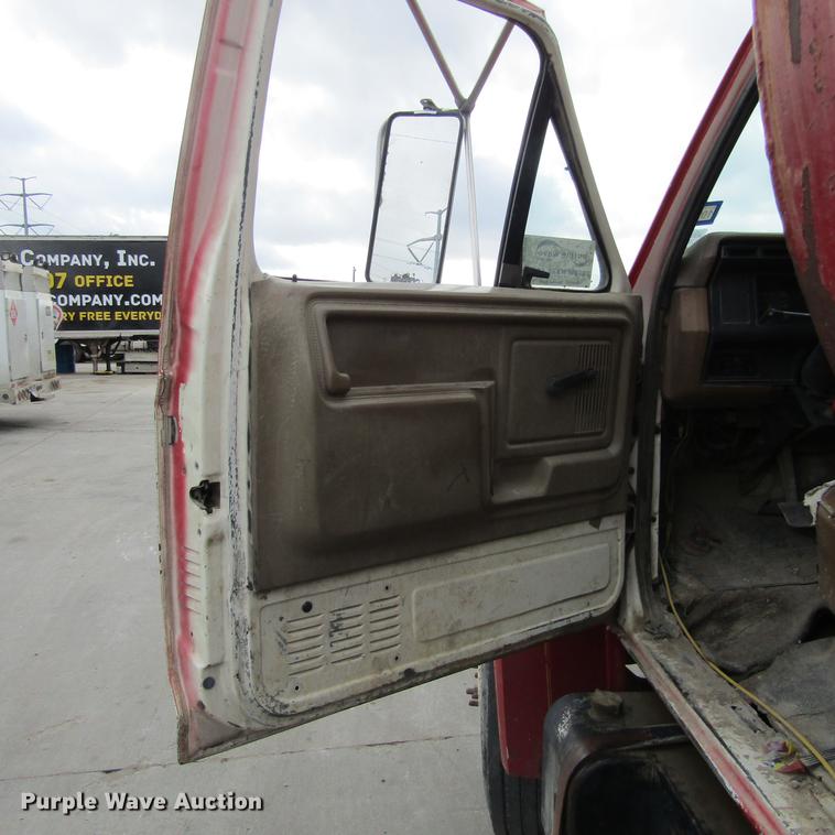image for item DC0001 1990 Ford F700 tank truck