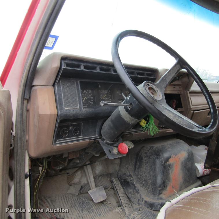 image for item DC0001 1990 Ford F700 tank truck