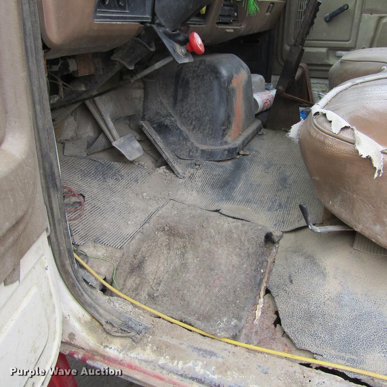 image for item DC0001 1990 Ford F700 tank truck