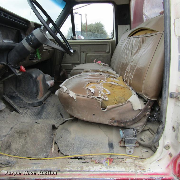 image for item DC0001 1990 Ford F700 tank truck