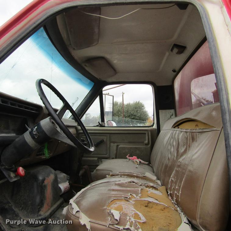 image for item DC0001 1990 Ford F700 tank truck