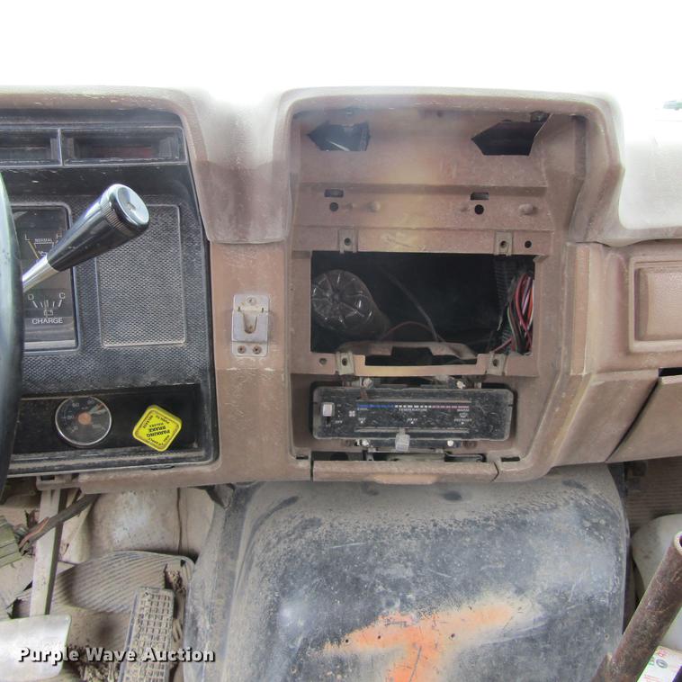 image for item DC0001 1990 Ford F700 tank truck